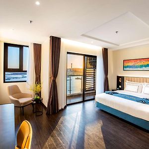 Premier King Bed Non-Smoking Bay View
